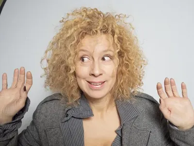 Силвия Лулчева се  разхожда с ветрило