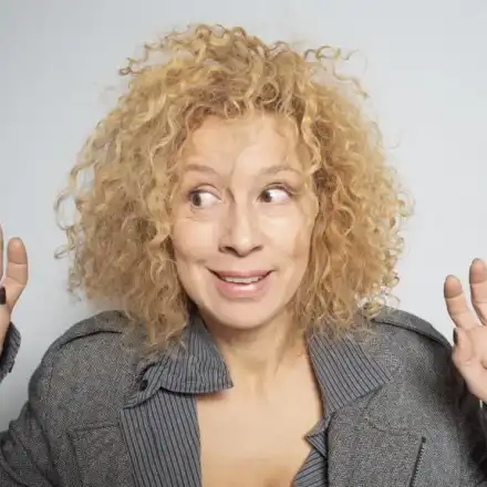 Силвия Лулчева се  разхожда с ветрило