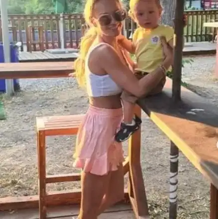 Синът на Лора Караджова ѝ одра кожата (Певицата отложи сватбата си с диджея Марсел Рохас )