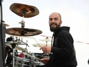 Синът на Васко Кръпката – Бонзи:  Мястото на Слави Трифонов е в кръчмата, а не парламента