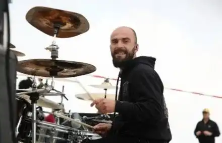 Синът на Васко Кръпката – Бонзи:  Мястото на Слави Трифонов е в кръчмата, а не парламента