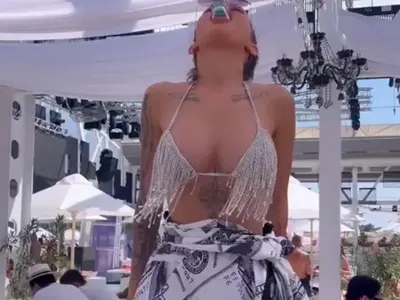 Скъсаха синджира: Сузанита помъкна разведената си майка на лов за мъже, старата Шени тресе сочни баджаци (Снимки)