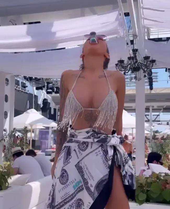 Скъсаха синджира: Сузанита помъкна разведената си майка на лов за мъже, старата Шени тресе сочни баджаци (Снимки)