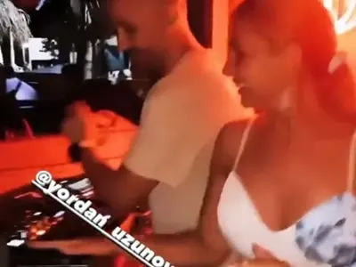 Скъсаха синджира: Сузанита помъкна разведената си майка на лов за мъже, старата Шени тресе сочни баджаци (Снимки)