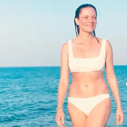 Теодора Духовникова показа супер фигура по бански