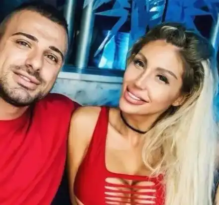 Учителки пропищяха от фасоните на мъжа на Джулиана Гани