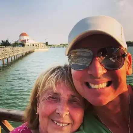 Виктор Калев глези майка си със скъпи екскурзии