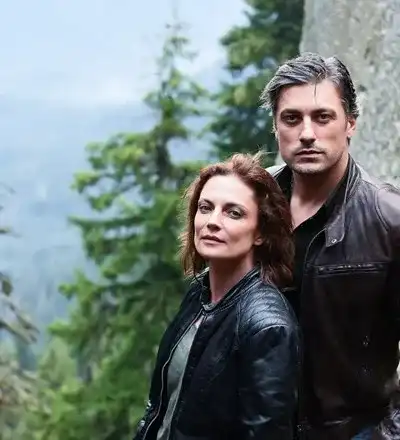 Владо Карамазов обърна гръб на Теодора Духовникова (Актьорът избягва колегите си от театъра)