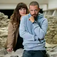 Яна Титова натиска Алек за сватба