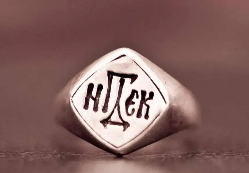 Защо Тошко, Нинова и Бабикян носят еднакви пръстени