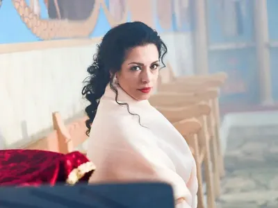 46-годишната Eлена Петрова сияе с  млад мъж