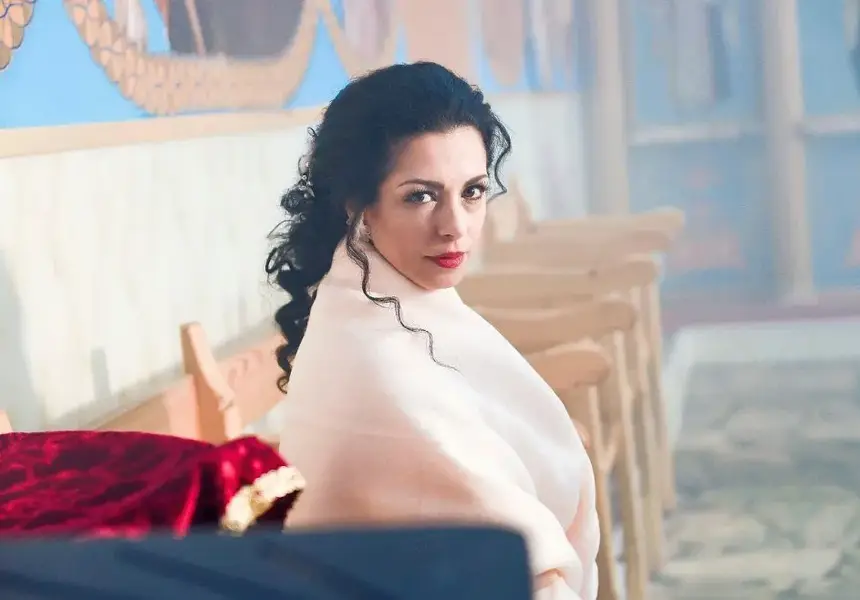 46-годишната Eлена Петрова сияе с  млад мъж