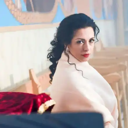 46-годишната Eлена Петрова сияе с  млад мъж