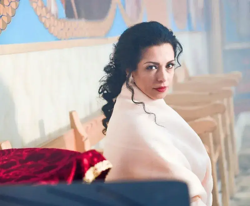 46-годишната Eлена Петрова сияе с  млад мъж