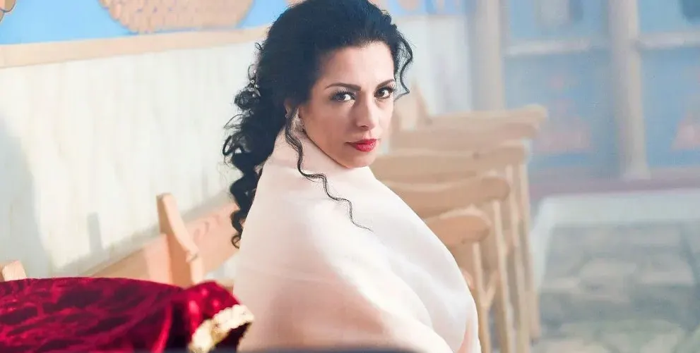 46-годишната Eлена Петрова сияе с  млад мъж