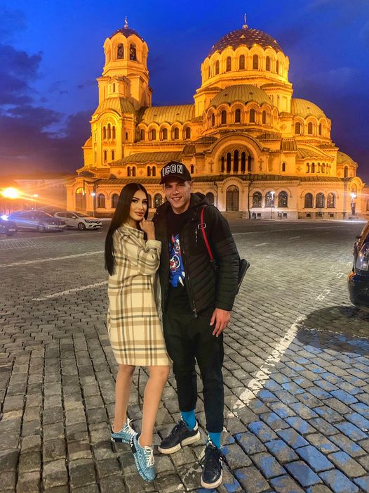Дългокрака богиня люби нова звезда на „Левски“ (Горещи снимки)