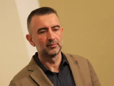 Авторът на „Едно ферари с цвят червен“ живее с три жени