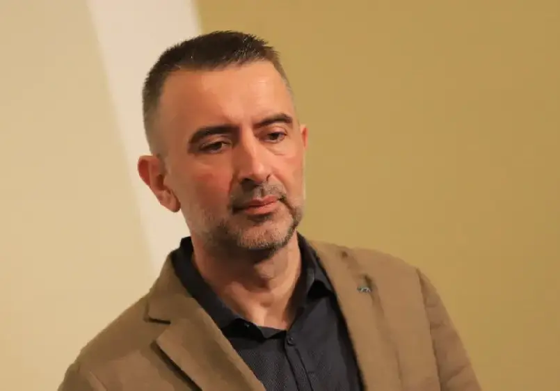 Авторът на „Едно ферари с цвят червен“ живее с три жени