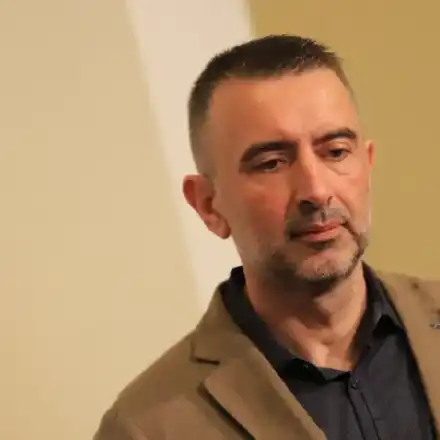 Авторът на „Едно ферари с цвят червен“ живее с три жени