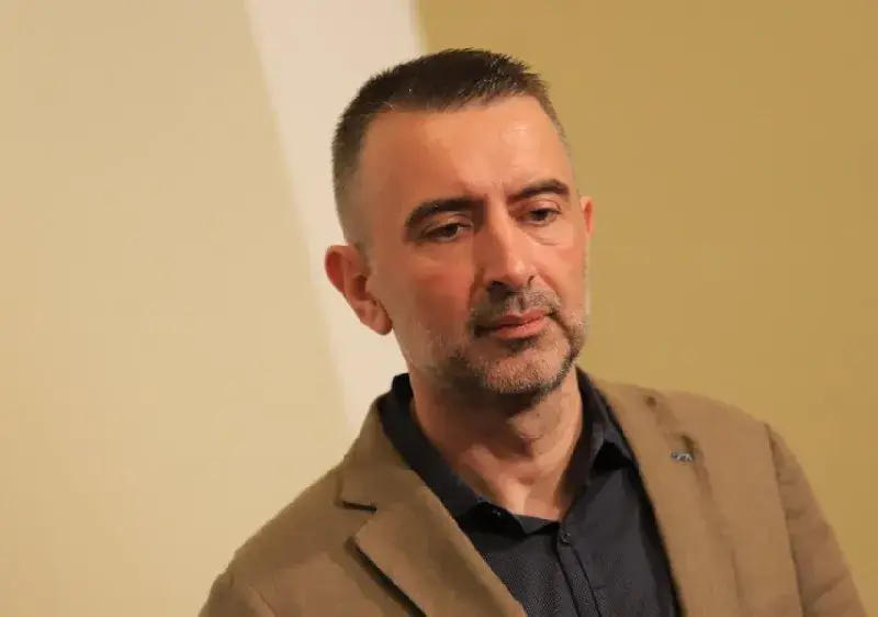 Авторът на „Едно ферари с цвят червен“ живее с три жени