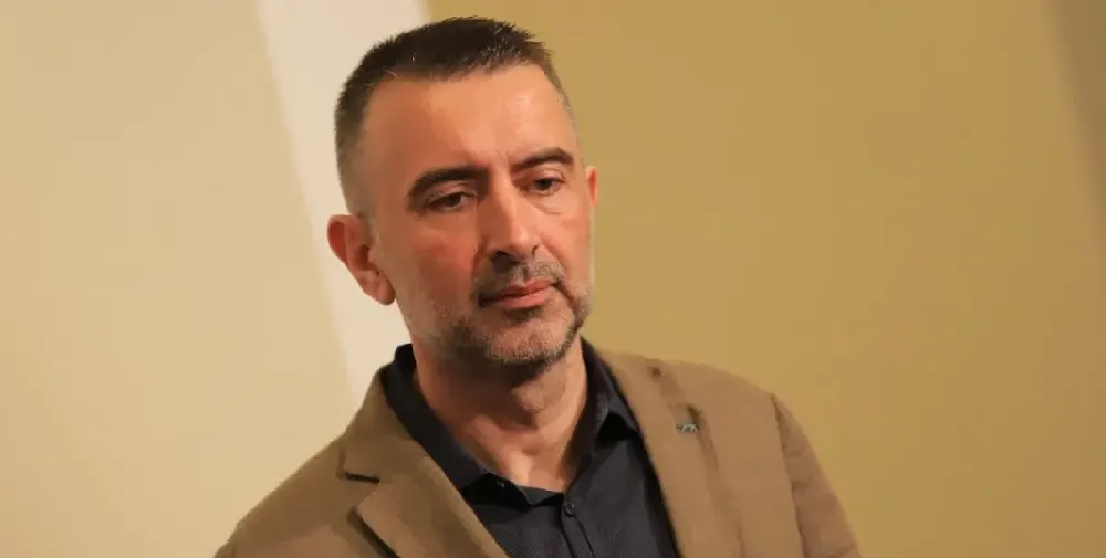 Авторът на „Едно ферари с цвят червен“ живее с три жени