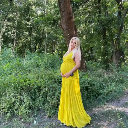 Бебе от мистериозен мъж чака 40-годишна фолкпевица