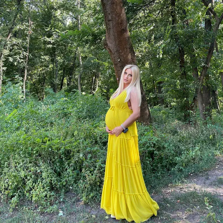 Бебе от мистериозен мъж чака 40-годишна фолкпевица