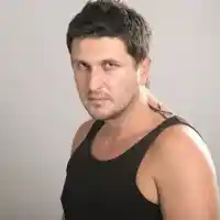 Блатечки пише на 20-годишната Елисавета: Ще те накарам да ме желаеш до лудост!