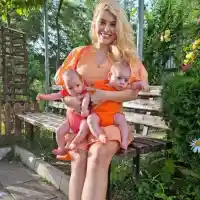 Близнаците на Ева Веселинова слушат класическа музика и свирят на пиано