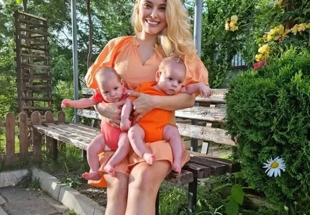Близнаците на Ева Веселинова слушат класическа музика и свирят на пиано