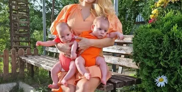 Близнаците на Ева Веселинова слушат класическа музика и свирят на пиано