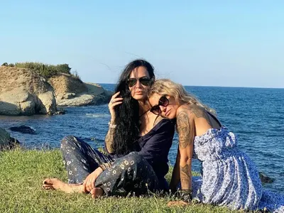 Цеци Красимирова се върна у нас за ЧРД на сестра си (СНИМКИ)