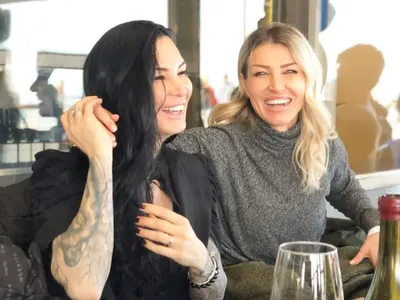 Цеци Красимирова се върна у нас за ЧРД на сестра си (СНИМКИ)