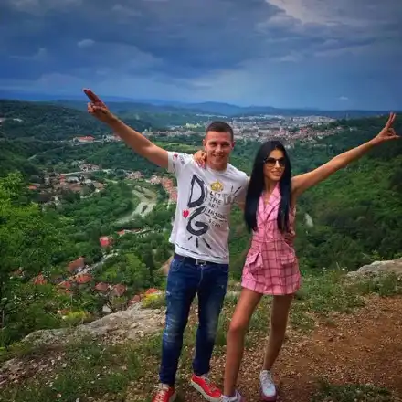 Дългокрака богиня люби нова звезда на „Левски“ (Горещи снимки)