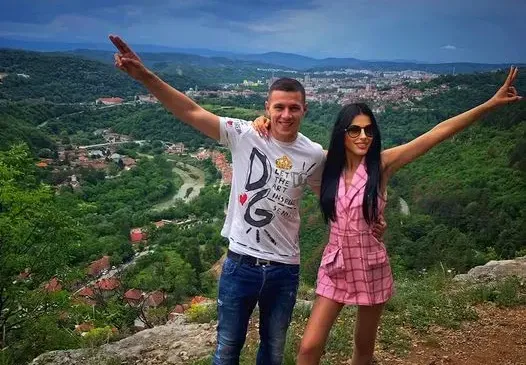 Дългокрака богиня люби нова звезда на „Левски“ (Горещи снимки)