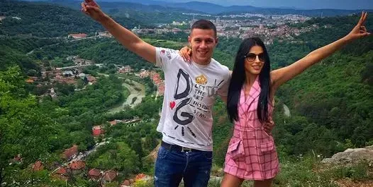 Дългокрака богиня люби нова звезда на „Левски“ (Горещи снимки)
