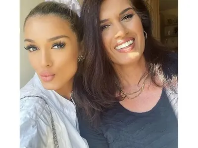 Диона посрещна майка си! Вижте колко си приличат двете