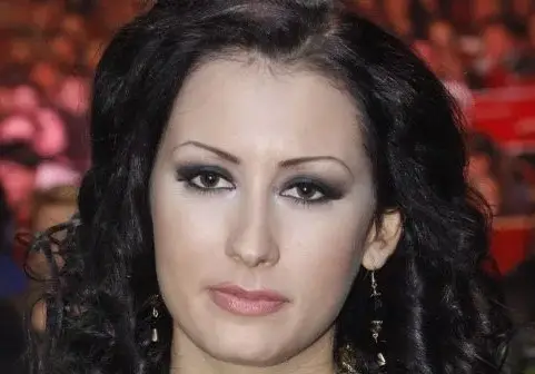 Джена се ошишка брутално (Певицата набива пържено, нехае за килограмите – Папарашки кадри без фотошоп)