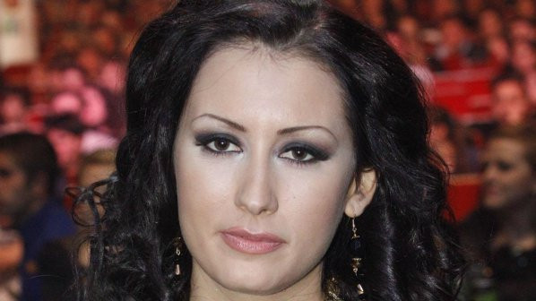Джена се ошишка брутално (Певицата набива пържено, нехае за килограмите – Папарашки кадри без фотошоп)