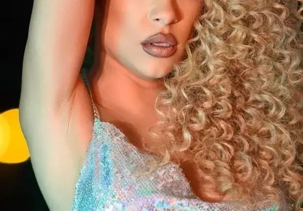 Драма: Роксана губи гласа си, оперира се  в Турция