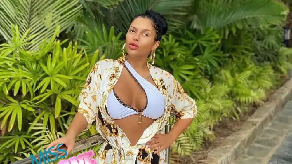 Евтина силиконка опитва да си вдигне цената с просташки изцепки: Много ми харесва отзад!