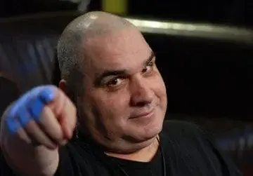 Фенки се предлагат на Фънки, след като обяви, че си търси гадже