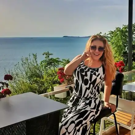 Фолк певицата Рени в Албания с любимия човек (СНИМКИ)