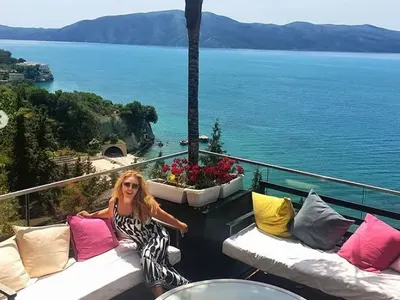 Фолк певицата Рени в Албания с любимия човек (СНИМКИ)