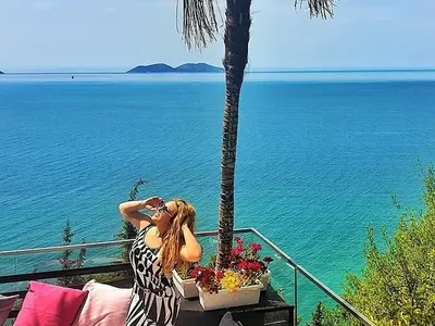 Фолк певицата Рени в Албания с любимия човек (СНИМКИ)