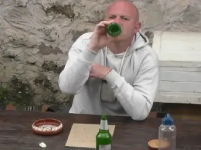 Георги от Фермата изпи бирата на всички