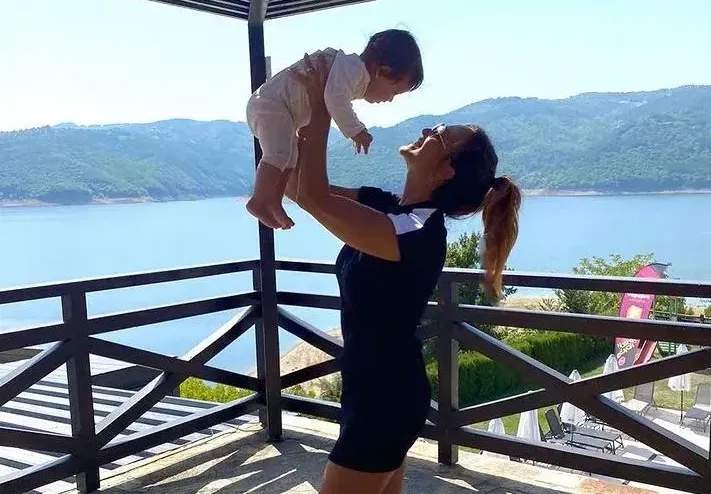 Глория на гости на родата на бившия си! Заведе внучка си при фамилията на Илия Загоров (СНИМКА)