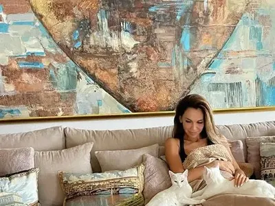 Ивайла Бакалова гали котета по цял ден