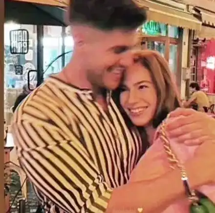 Иво Аръков празнува РД с гаджето в Германия