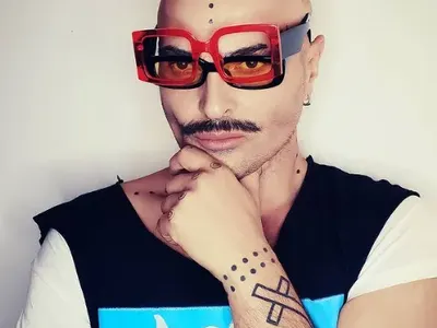 Иво Димчев раздава пари на феновете